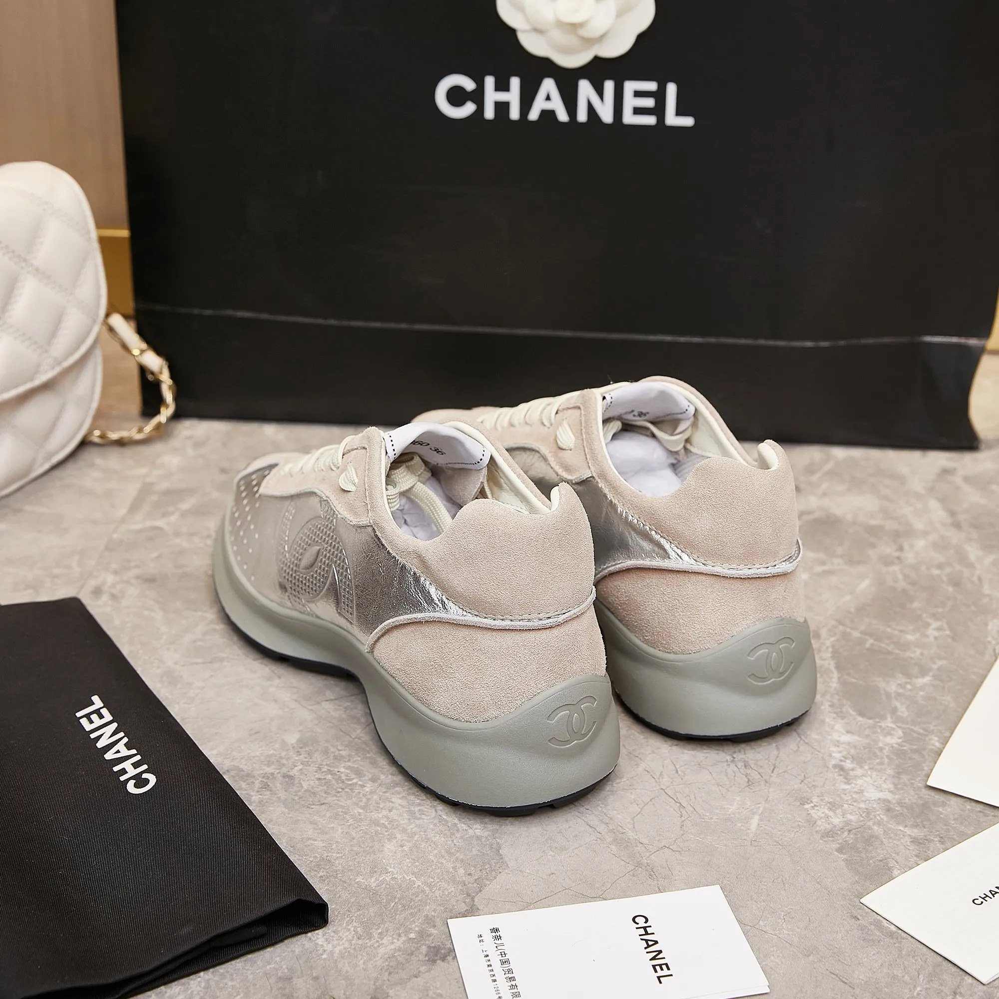 👟👟Ex-factory price 560👟👟 Chanel Grandma 2024 counter top casual sports shoes This classic design; the upper is electro-embroidered with a variety of techniques; the outsole is fashionable and sporty; it is unusual to incorporate a variety of color matching elements... The diversified mix and match is very good-looking and versatile, casual, fashionable, sports and outdoor can be taken into account... ꫛꫀꪝ Go➫ Material: ❶Upper is made of: Original imported high silk cow suede + small fragrance fabric ❷Inner lining: original imported breathable sheepskin lining ❸Outsole based on: original TPU combination outsole Special counter boutique packaging complete set for women 35–41